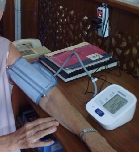 Omron : digital blood pressure monitor